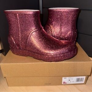 New Ugh Drizlita glitter boots. Size 4. New with box.